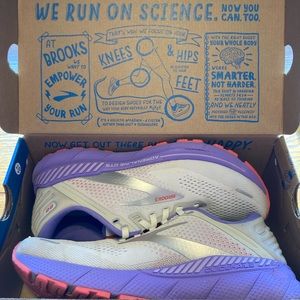 Brooks Women's Adrenaline GTS 22 Supportive Running Shoe 9.5